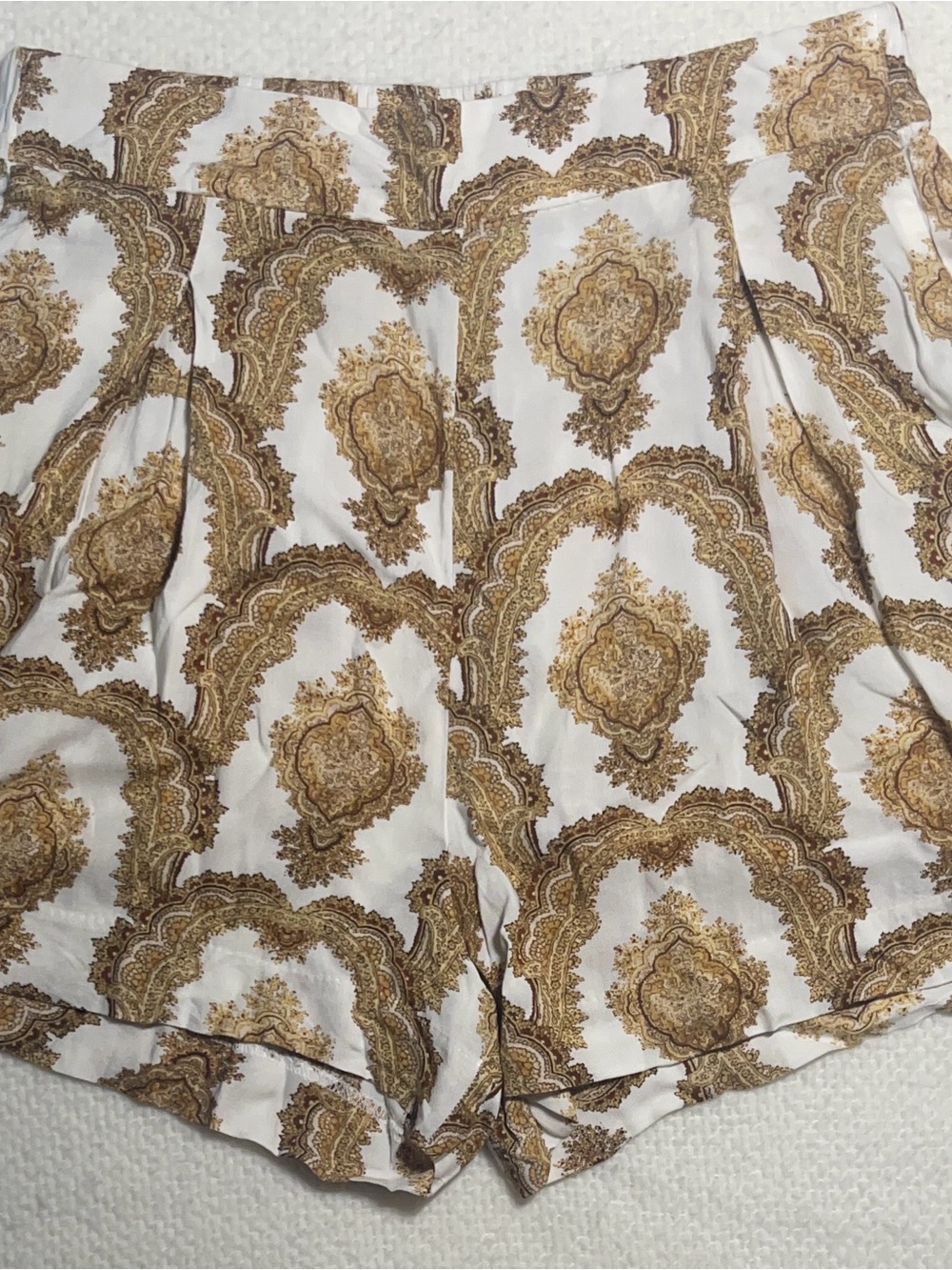 Vintage H&M Woman’s White and Brown Paisley Light Luxurious Print Shorts pockets